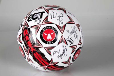 Søndag er der igen hjemmekamp på MCH Arena. Kom med dit bud på slutresultatet og deltag i Herning Folkeblads tip-konkurrence, hvor vi denne gang har to lækre fodbolde på højkant. Foto: Tom Laursen