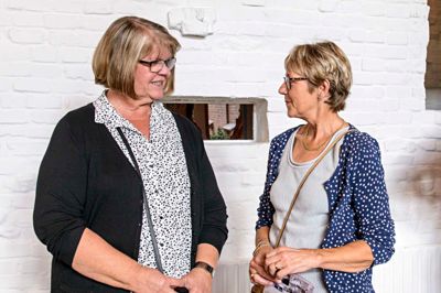 65-årige Susanne Junge Bak (t.v.) tog på læserudflugt med Folkebladet i kølvandet på artikelserien om arkitekten Kristian Kristiansen. Det viste sig, at en anden deltager var den gamle folkeskoleveninde Libber Nielsen, der nu bor i Kibæk. ?Foto: Jørn Deleuran