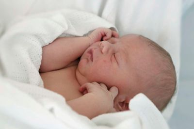 Christian, søn af Helle og Steffen Østergaard fra Lind, var en del af babyboomet i august, hvor 340 børn kom til verdenen i Hospitalsenheden Vest. Trods de mange fødsler, skal der nok være plads til Christian i enten en vuggestue eller hos en dagplejere, når tiden kommer. Foto: Henrik Ole Jensen