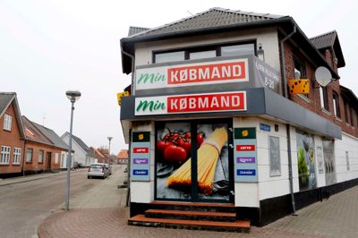 Det er den ganle spar-butik, som også en overgang hed min Købmand, hvor røgøvelsen finder sted. ??foto: Henrik Ole Jensen