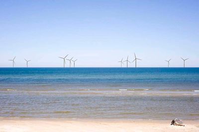 Sådan visualiserede Naturstyrelsen forslaget om kystnære havvindmøller ud for Klegod og Søndervig. Nu er højden reduceret fra 220 til 190 meter, men til gengæld vil Vattenfall opstille møllerne i én lang række og halvdelen kun fire kilometer fra land, hvor VVM-redegørelsen arbejder med en placering op til otte kilometer fra land. ?Illustration: Naturstyrelsen.