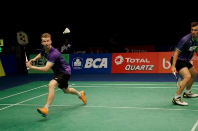Kim Astrup (t.v.) og makkeren Anders Skaarup er aktuelt verdens 20. bedste double-par, og de kommer rundt i hele verden. Dette foto er fra en turnering i Jakarta, Indonesien, for tre måneder siden. ? Foto: AP Photo