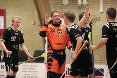 Målmand Kaj Jensen (i orange) fejrede 500-kampsjubilæum i lørdags, og jubilæet blev kronet med en 7-5-sejr over Hvidovre. ?Foto: Birgitte Rødkjær