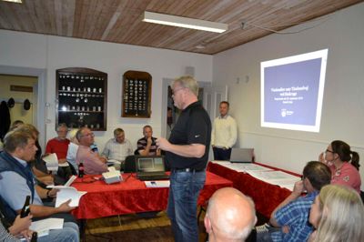 Det blev positivt modtaget, da byplan-udvalgsformand Ulrik Hyldgaard (V) i september på Sandet Hotel orienterede om vindmølleplanerne ved Stakroge og Sandet. ? Privatfoto: Carsten Larsen