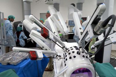 Hospitalsenheden Vest er blandt landets bedste til kræftbehandling og råder over flere operationsrobotter, der blandt andet assisterer kirurgerne ved operationer for prostatakræft. ?Foto: Lars Work Kristensen