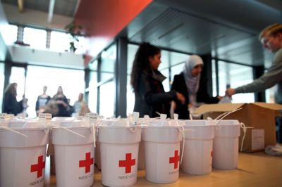 Igen i år vil unge fra Herning Gymnasium tage en tørn som indsamlere til Røde Kors Landsindsamling, og lokalformand Gerda Højgaard håber, at andre vil melde sig, så lokalafdelingen i Herning kan sende 200 eller flere indsamlere på gaden 1. oktober.?Foto: Flemming Hansen