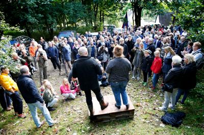 Det var et et fantastisk vejr, da der var fernisering hos Skovsnogen. Med ryggen til er det Søren Taaning og Pia Worm fra Skovsnogen, der bød velkommen til den nye udstilling. ?foto: Flemming Hansen