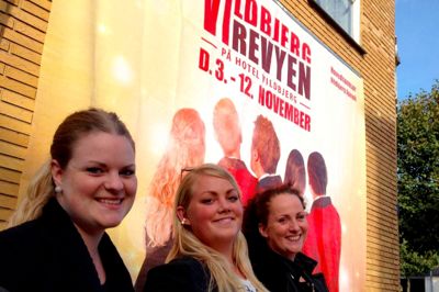 Årets Vildbjerg Revy spiller fra torsdag til lørdag i uge 44 og uge 45. Med på holdet er de tre damer: Debbie Højmose (t.v.), Line Nordentoft og Anne Dorthe Nielsen. ? PR-Foto