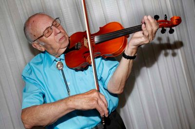 95-årige Kristian Ø. Larsen spiller og fortæller i 7'eren på søndag. ?foto: Henrik ole Jensen