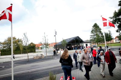 Gæsterne strømmede til Bording Forsamlingshus og fik det hurtigt fyldt helt op, da der mandag eftermiddag var indbudt til officiel indvielse af byfornyelsen.