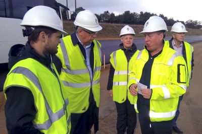 Vejdirektoratet viste fredag byggeriet af Holstebro-motorvejen frem for transport- og bygningsminister Hans Christian Schmidt (nummer to fra venstre) samt de midt- og vestjyske politikere Andreas Steenberg (R), Annette Lind (S) og Leif Mikkelsen (LA). ?Foto: Transport- og bygningsministeriet
