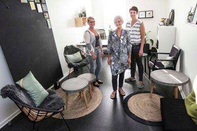 Hver onsdag holder - fra venstre - Birgit Astorp, Vibeke Johannessen og Anette Nyholm på skift åbent i ammekonsulentfirmaet »Den gode amning« i Sundhedshuset i Lind. Andre dage bruges faciliteterne i lokale 14 af en psykolog og en psykoterapeut. ?Foto: Tom Laursen