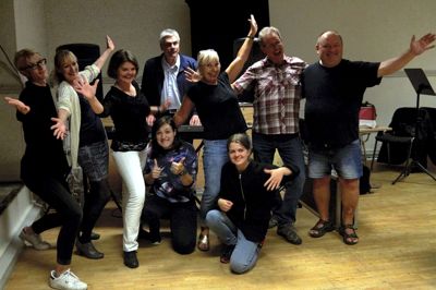 Det nye hold, der skal opføre »genbrugs-revyen« er fra venstre Thomas B. Christensen, Birthe Skov, Anne Køhler, Egon Jakobsen (musiker), Kirsten Sand, Frank Larsen og Carl Evald Jensen. Knælende er det Carina Neupart og Simone Quist Køhler. ?privatfoto