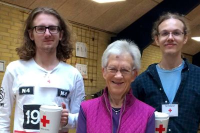 Marie Skovbølling med Frederik Fagerlund (t.v.) og Niels Blok. De to unge kørte en landrute og var godt tilfredse med dagens resultat. Marie Skovbølling er 80 år, og hun har i utallige år stået i spidsen for indsamlingen i Sdr. Felding som lokalkoordinator. ?Foto: Ulla Blok kristensen