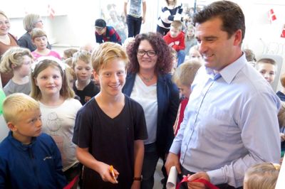Magnus Maigaard fra 8. klasse fik æren af at klippe den røde snor, mens blandt andre skoleleder Dorthe Vestergaard og Dann Karlsen (V) ser til. ?foto: Hans Mikkelsen
