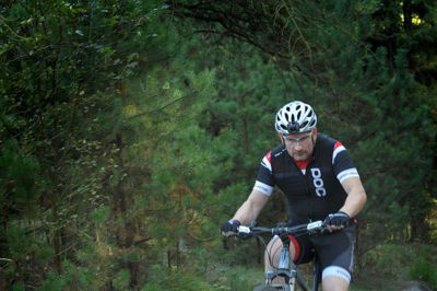 Jesper Vang Nielsen er ivrig mountainbikerytter og sporbygger fra Østjylland. På vegne af Folkebladet tester han det nybyggede teknikspor i Skelhøje Plantage.