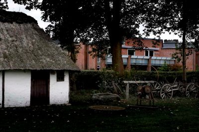 Frilandsmuseet bliver nærmeste nabo til nybyggeriet sammen med de rødeTrøstruphave-boliger. Særligt sidstnævnte får nye naboer helt tæt på, hvis det nye byggeri i tre etager bliver opført. ? Foto: Henrik Ole Jensen