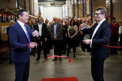 Herning-borgmester Lars Krarup (V) og hans partifælle erhvervs- og vækstminister Troels Lund Poulsen var perfekt synkroniseret, da de klippede den røde snor til Kviks nye lagerhal. ?Foto: Flemming Hansen