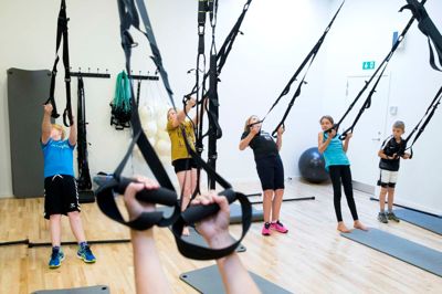 Instruktør Morten Sørensen gav de træningsglade 10-13-årige en »stroppetur«, da han var inde som afløser på børnefitness-holdet. ? Foto: Tom Laursen