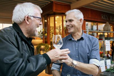 Ikastbo Peder Bruun (t.v.) glæder sig til at smage den nykomponerede gin-snaps, som skænkes op af Brian Schmidt fra vin- og spiritusgrossisten Drinx, der har hjemme i Frederikshavn.