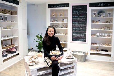 Katja Andersson Elverdal i den nyåbnede butik, som hun har stået for indretningen af. Når hun har valgt at åbne en fysisk butik som supplement til web-forretningen, skyldes det, at flere og flere kunder har efterspurgt et sted, hvor de kunne komme hen at mærke produkterne og dufte til dem. ?Foto: Tom Laursen
