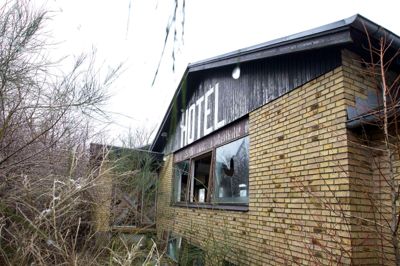 10 år efter de ulovlige udgravninger ligger det fredede område stadig hen som et morads. Hvis ikke SP Invest nu går i gang med at reetablere det, vil det koste selskabet tvangsbøder hver uge. Ingen tror dog på, at ejendommen nogensinde bliver til hotel igen. ? foto: Tom laursen