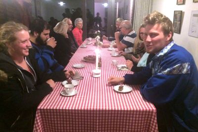Efter Jacob Holdt-filmen i tirsdags blev der serveret kaffe og hjemmebagt kage i Dagmar Bios stue. ?privatfoto
