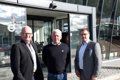 Bjarne Nielsen (t.v) og Michael Stig Nielsen (t.h.), henholdsvis ejer af og administrerende direktør i Bjarne Nielsen A/S, har overtaget forhandlingen af Volvo i Køge fra Viggo Petersen. ? Pr-foto
