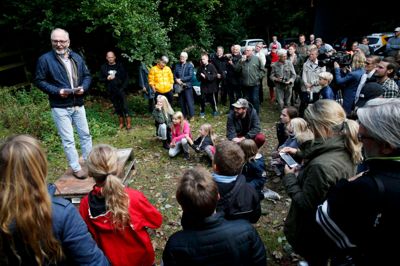 Skovsnogen holdt fernisering 1. oktober med 350 gæster. Her er det Johs. Poulsen (R), formand for kultur- og fritidsudvalget, der holdt tale til ferniseringen, inden folk gik på vandring i skoven. ?foto: Flemming Hansen