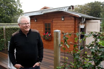Der er orden i tingene hos lejer Poul Henning Cramer. Siden han investerede i hytten bag ham - og flyttede tingene fra kælderen derud, har han ikke haft problemer med fugt i kælderen. Noget flere beboere i Fredensgade slås med.