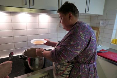 Ernæringsassistent Majbritt Christiansen nyder at kunne servere varm frokost for de hjemløse hver dag. Her er menuen gule ærter. ?foto: mikkel korsgaard christensen