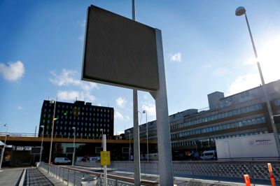 De nye elektroniske skilte på Hernings nye banegårdsplads står i vejen for busserne. En bus har ramt et skilt med bagenden, da den svingede ind i sin busbane. Nu skal skiltene enten hæves eller helt flyttes for at undgå flere uheld. ?foto: henrik ole jensen