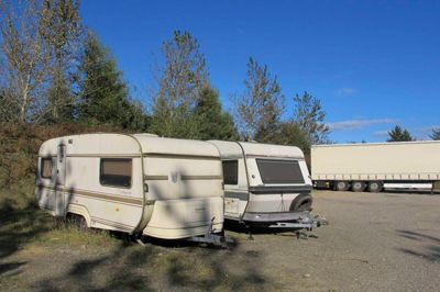 Disse to campingvogne på Højbovej undrer en læser. ?Foto: Ole Skydt