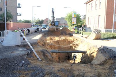 I mindst tre uger endnu vil renovering af kloakker spærre Sølvgade af for trafik fra Dr. Boulevard og op til banegårdspladsen.?foto: christian Sjurman