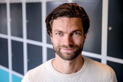 Thomas Skov er blevet mere jyde, efter at han har fået familie og bor i København. Han er ofte hjemme i Sdr. Felding og holder også stadig med FCM. ?foto: Jørn Deleuran