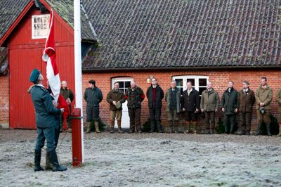 Flaget blev hejst over Gludsted Plantage uden kongelig deltagelse. Prins Henrik var forsinket til jagten. Foto: Flemming Hansen