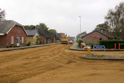 Nu kan man igen køre gennem Fiskbæk uden at skulle køre en større omvej. Her lige inden asfalten igen blev lagt på. ?Foto: Ole Skydt