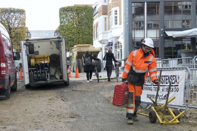 Renoveringen af gågaden fra Torvet til Poulsens Plads skrider næsten planmæssigt frem. Om en måned holder brolæggerne vinterpause, og gågaden bliver asfalteret for at være klar til julehandlen. Efter planen skal den 19 millioner kroner dyre renovering af hele gågaden være færdig til sommer.?foto: jesper wind