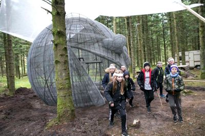 De otte elever ved Falden Måne - et af de nyeste værker hos Skovsnogen. Værket af billedkunstner Peter Land er dog ikke færdigt endnu, da det skal støbes i beton. ? foto: Tom Laursen