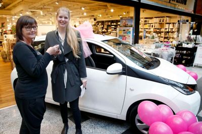 Butikschef i Inspiration i herningCentret, Jeanette Stenz, overrækker nøglerne til den nye Toyota Aygo til 20-årige Signe Holdgaard. ?Foto: Flemming Hansen