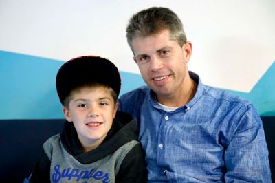 Allan Jørgensen, 44 år, Skjern, udviklingschef i Skjern Håndbold, sammen med Niklas, 8 år:
- Skal vi ikke sige ja til det? Folk ER mere hårdføre heromkring. Vi er vant til at skulle slås mere for tingene, og så er der også den hårde natur - så man går ikke og brokker sig over småting. Der skal i hvert fald meget til, før jeg går til læge - jeg ved ikke engang, hvad min læge hedder. Jeg er også taget på arbejde, selv om jeg var halvsyg, og det har jeg aldrig fortrudt; jeg har et drømmejob! Foto: Flemming Hansen