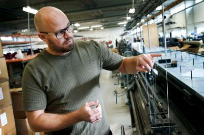 Anden og tredje generation i S. N. S. Herning Holger Skyt og sønnen Søren Skyt er stolte over, at strikningen fortsat sker i hjembyen. ?Foto: Flemming Hansen