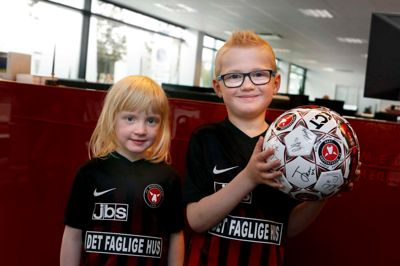 Mikkel Trier Rysbjerg (7), Sunds: En af de 18 tippere, der ramte plet på 2-0 mellem FCM og AaB 16. oktober. Mikkel hentede præmien sammen med lillesøster Mira (4), som havde tippet 2-1. De har begge en FCM-trøje med nummer 8 og Van der Vaart på ryggen, fordi »han er den bedste«. Går du meget op i fodbold? - Ja, jeg holder med FC Midtjylland, og jeg ser kampene i fjernsynet. Og jeg spiller også selv fodbold. Det gør Mira også. Hvad synes du om konkurrencen »Tip resultatet«? - Det er sjovt, og jeg er glad for bolden. Hvad tipper du på kampen søndag mellem FCM og FCK? - Jeg håber, vi vinder. Jeg tror, det bliver 3-0.