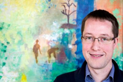 Gennem sine husbesøg har sognepræst Asbjørn Munk Hyldgaard fået den fornemmelse, at flere får svært evd at komme gennem julen med dens gaver og mad uden hjælp. Sunds Kirke håber i samarbejde med byens Superbrugsen at rejse op mod 15.000 kroner til julehjælp til sognebørn i knibe.?foto: tom laursen