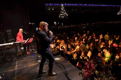 Sig Rossen og vennerne fik publikum ud på det store dansegulv til Danmarks Største Halbal i Jyske Bank Boxen lørdag aften. ?Foto: MCH