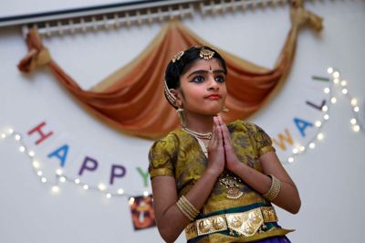 170 personer fra forskellige nationaliteter - primært Indien - holdt lørdag aften den traditionsrige lysfest Diwali. Arrangementet foregik på den internationale skole og omfattede både taler, sang, dans og god mad. ?Foto: Henrik Ole Jensen