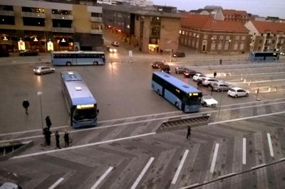 Banegårdspladsen er forbudt område for biler og hyrevogne de næste to uger. Trods store skilte har ikke alle bilister forstået det. De parkererer deres biler og spærrer som her for, at busserne kan køre ind i de nye buslommer. Herning Kommune har nu bedt politiet føre et øget tilsyn med banegårdspladsen.?privatfoto