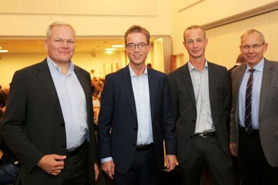 De havde alle ordet ved stormødet i Herning mandag aften. Fra venstre er det næstformand i Landbrug & Fødevarer, Lars Hvidtfeldt, miljø- og fødevareminister Esben Lunde Larsen (V), Thomas Bruun Jensen fra Styrelsen for Vand- og Naturforvaltning samt Martin Merrild, formand for Landbrug & Fødevarer. ?Foto: Sagro