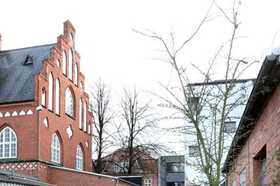 Herning Kommune vil forlænge denne sti, så den går venstre om den hvide bygning, hvor blandt andet Fætter BR holder til. Men det er hverken bygningens ejere eller Herning Arrest begejstrede for. ?Foto: Tom Laursen