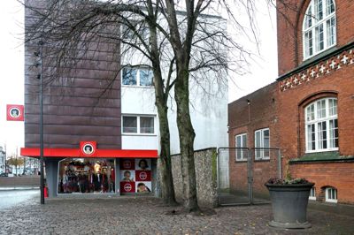 Herning Kommune ønsker en offentlig sti mellem Tinghuset og Fætter BR, men det giver modstand hos de involverede parter. Herning Arrest vil kun ophæve et veto, hvis kommunen vil betale for opførelsen af en fire meter høj sikkerhedsmur. Heller ikke ejerne af Fætter BR-bygningen er begejstrede, for de frygter for gener for deres lejere. ?Foto: Tom Laursen
